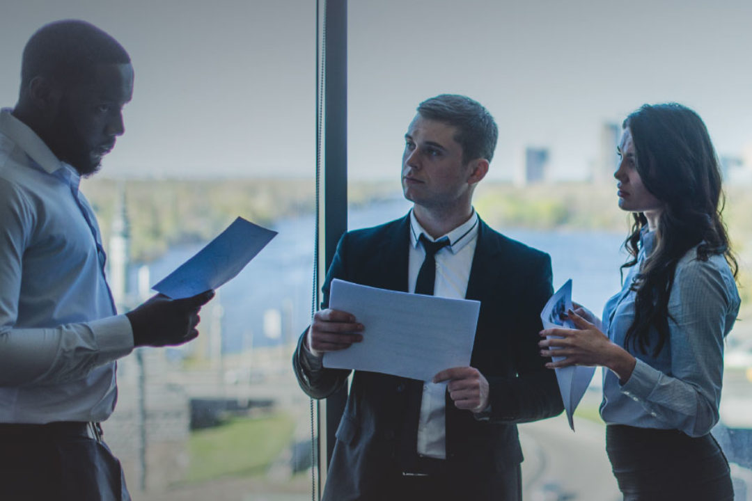 Em que a mediação difere da arbitragem e da conciliação?